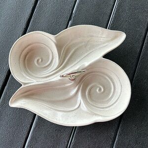 Vtg. USA Pottery Retro Mod Swirl Divided Tray/Dish w/handle Ivory Speckle 21-18
